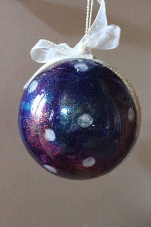 Atelier boules de Noël encres sur verre